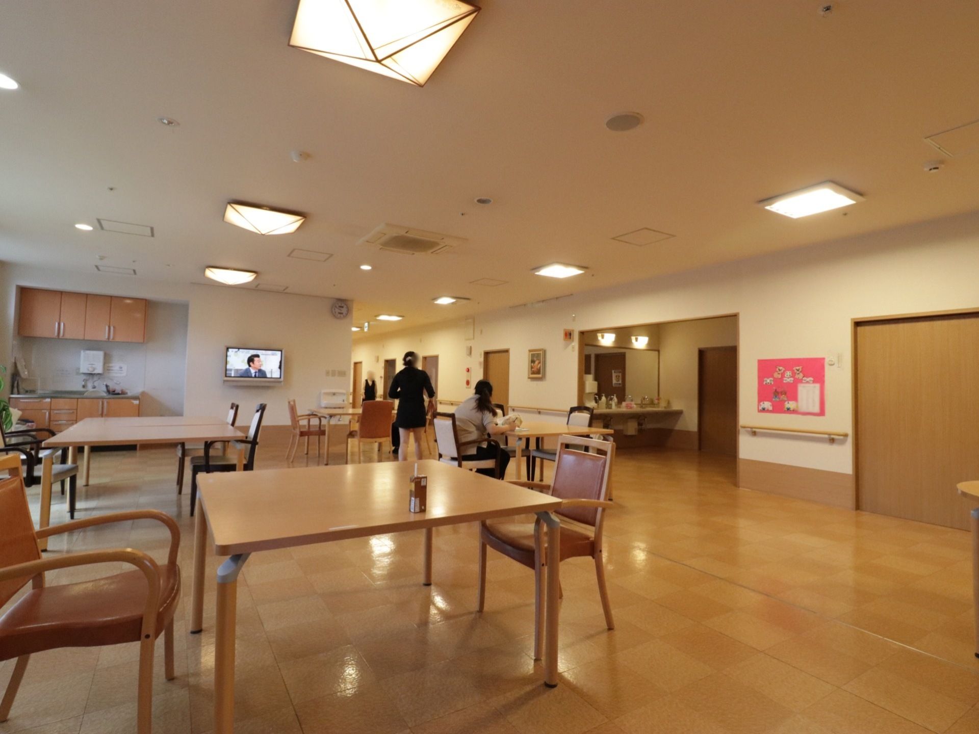 食堂は広い空間で、ゆったりした気分で食事をすることができる。テレビ鑑賞をしながらや、会話を楽しみながら入居者様同士で食事時間を楽しめる。