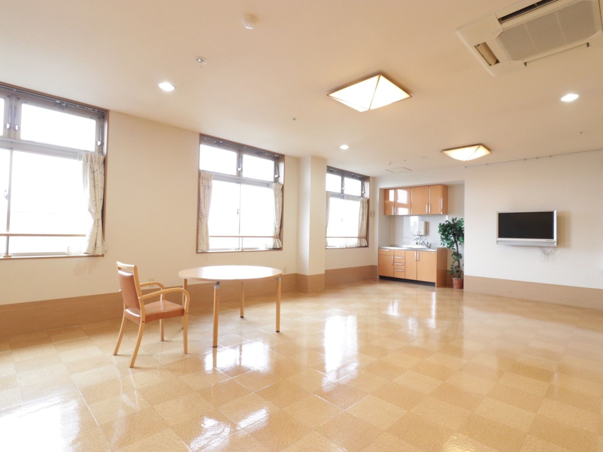 食堂は窓が沢山取り付けてあり、明るい空間となっている。ミニキッチンがあるので、簡単な飲み物などを作ることができる。