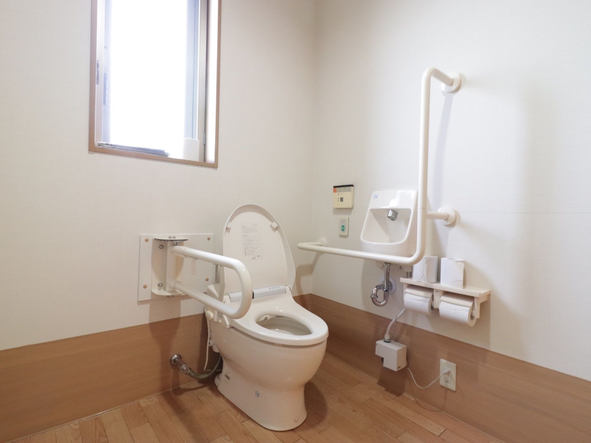 共有のトイレはゆったり広めの空間を確保している。明るく開放的な空間で、時間を気にすることなくリラックスして用を足せる。