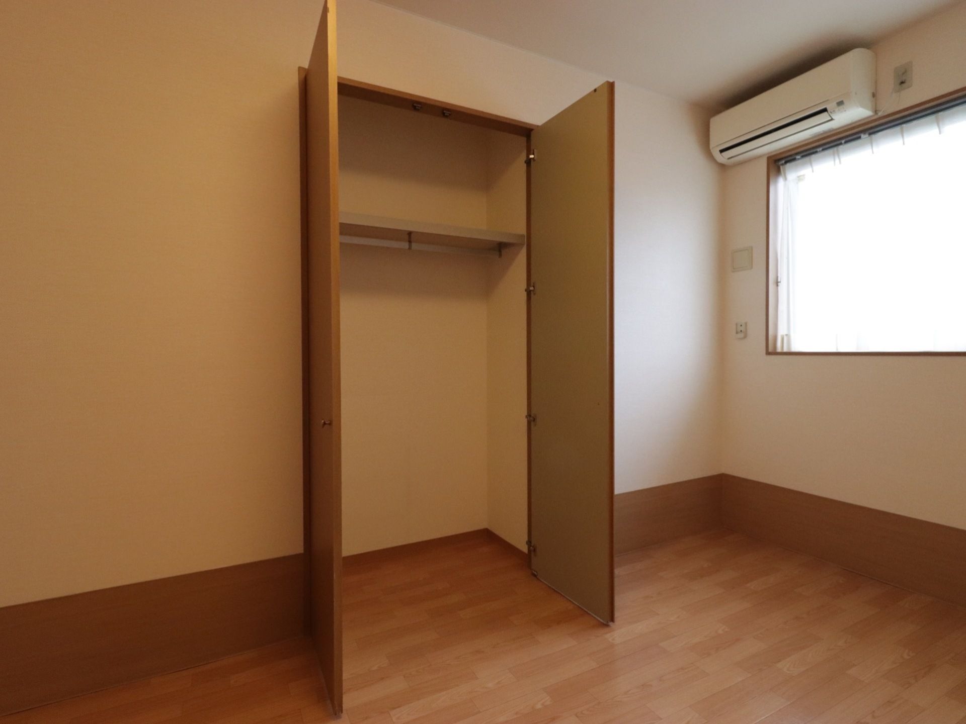 居室にクローゼットが建て付けられている。棚が1段あり、普段使用するものや季節物など分けて収納することができる。