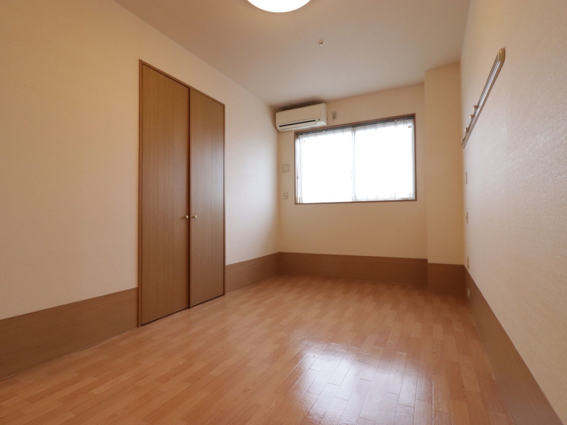 フローリングの部屋なので車椅子をご利用の方も安心して過ごせる。収納やエアコン、ナースコールが付いて安心して過ごせる部屋になっている。
