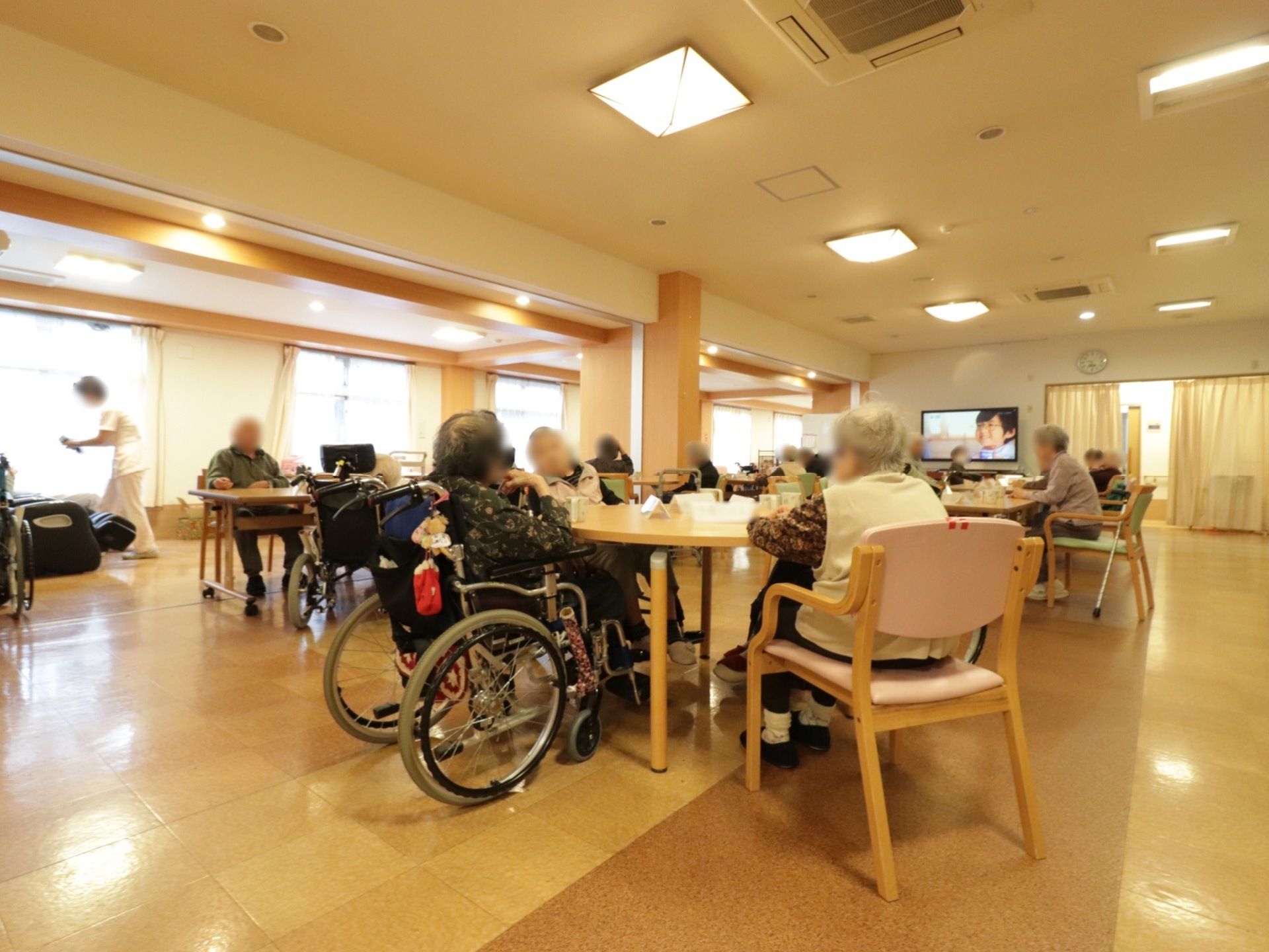 小人数で座って食事をするようなテーブルセットの食堂である。会話を楽しんで、食事時間を過ごすことができる。入居者様が集まる賑やかな場所である。