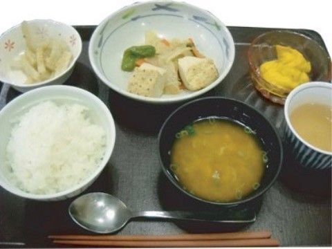 様々な食材を使って作られた数種のお食事が並べられたお盆
