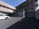 介護施設の屋外駐車場と建物