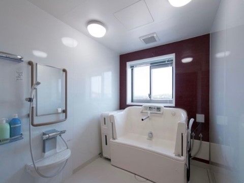 浴槽での入浴が困難な方でも入浴できるよう入浴設備が置かれた浴室