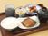 一汁三菜の基本に則った食事がトレーに乗っている。トレーは木製で、食器も見た目で楽しめるように、考えて選ばれている。