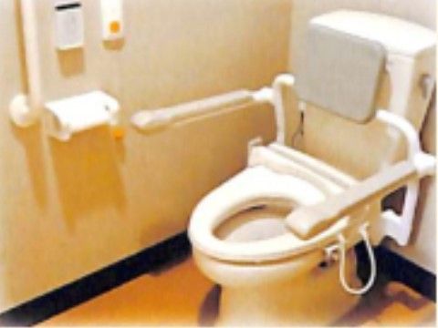 ふるさとホーム岐南町のトイレ。手すりなどの介助器具を備えておりますので、気軽にご利用いただけます。