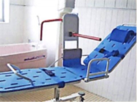 ふるさとホーム岐南町の浴室。スタッフのサポートと、介助器具利用で安心してご入浴が行えます。