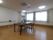 多目的ルームには窓が2つ並んでおり、カーテンがついている。部屋の隅には、流し台が設置されている。収納棚も付いている。