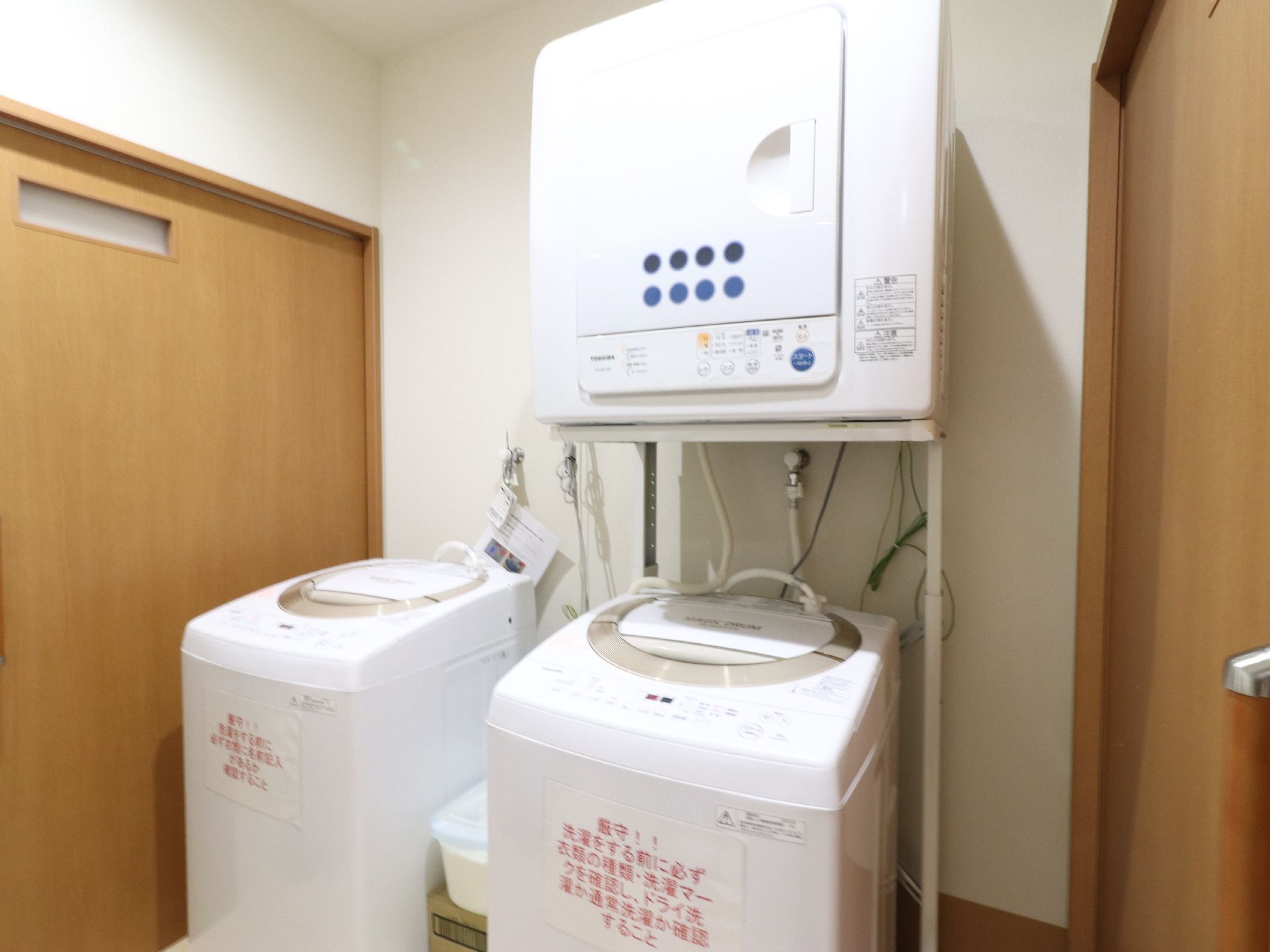 施設内には、共同の洗濯場がある。洗濯機が2台設置されており、1台には乾燥機もついている。洗剤も置かれている。