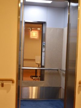「ふくよかケアプラザ大平寺の森」エレベーター。余裕のあるスペースです。
