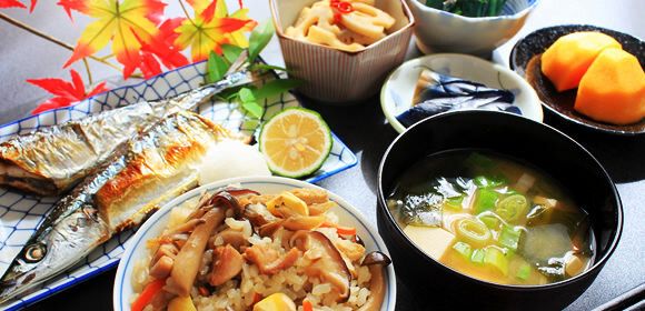 さんまの塩焼きと炊き込みご飯のセット