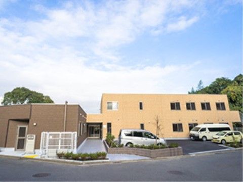 「花物語こうほくナーシング」の外観。敷地内に駐車場がある。