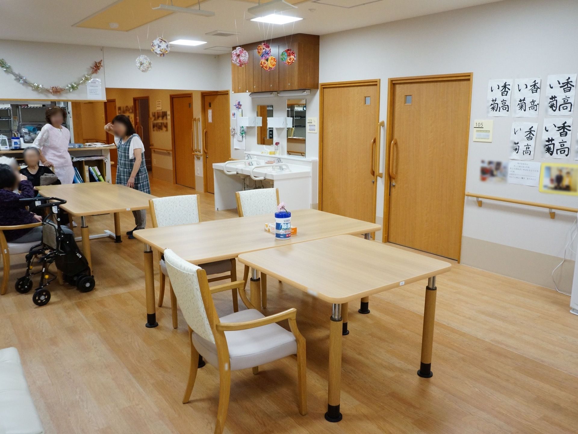 食堂には、入居者様とスタッフがレクリエーションで作成した作品が飾られている。カラフルな配色でその時のことも思い出しやすい。