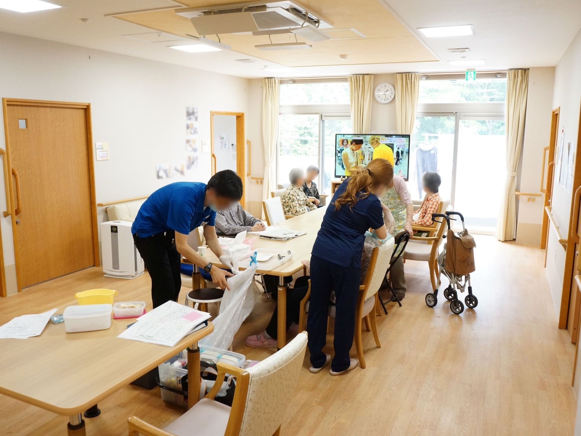 施設では、入居者様の身体の状態を整えるために、さまざまな業態に関連した人々が施設内に出入りをしている。
