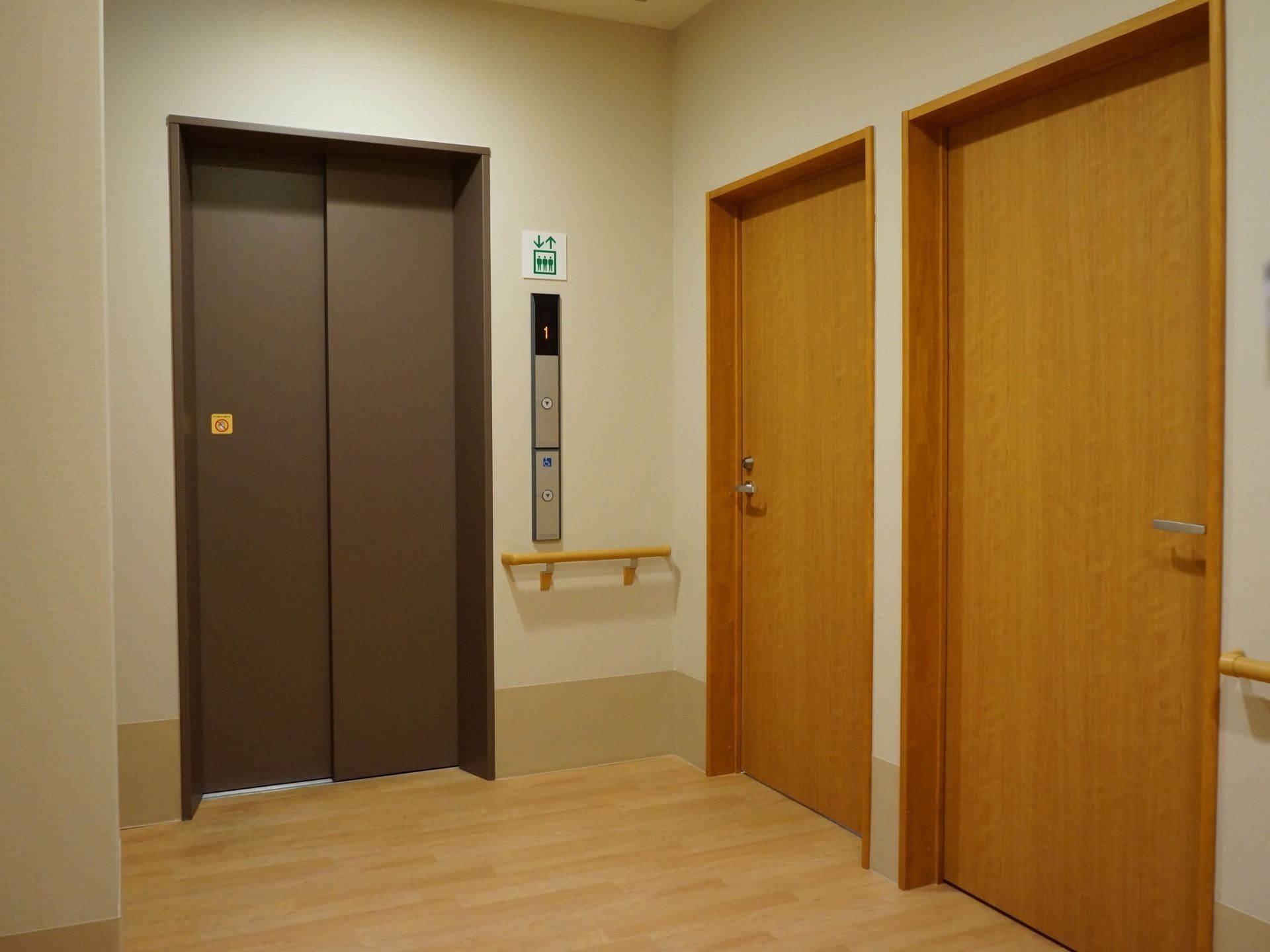 施設内にはエレベーターを完備している。歩行器や車椅子をご利用の方も安心して各階への移動にご利用いただける。