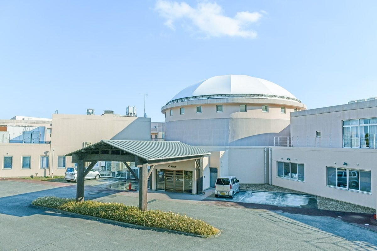 円形屋根の建物外観