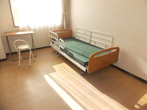 明るく広々とした居室である。窓際に転落防止の柵が付いたベッドを設置しており、夜も安心して眠ることができる。