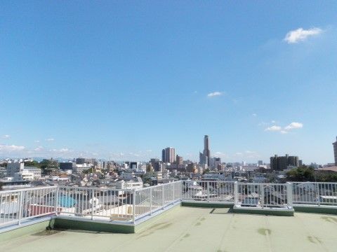 屋上は広々としており、開放感のあるスペースになっている。遠くまで見渡すことができ、リフレッシュすることができる。