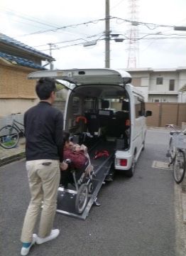 車いすの方がそのまま乗車する事の出来る、ホームの送迎車
