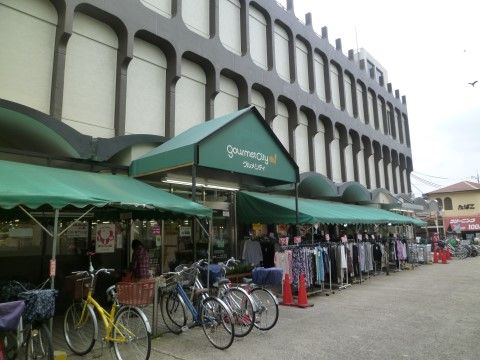 近くにスーパーマーケットがある。日用品や食料品、消耗品などの買い物を気軽にすることが可能になっている。