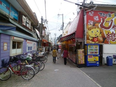 駅前にある商店街は大きく、さまざまなものを買うことができる。普段の買い物や散歩のときに便利になっている。