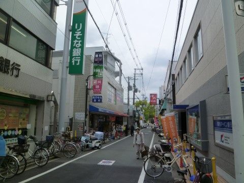 駅の近くにある銀行にも歩いて行くことが可能になっている。買い物前などお金が必要な時に利用することができる。