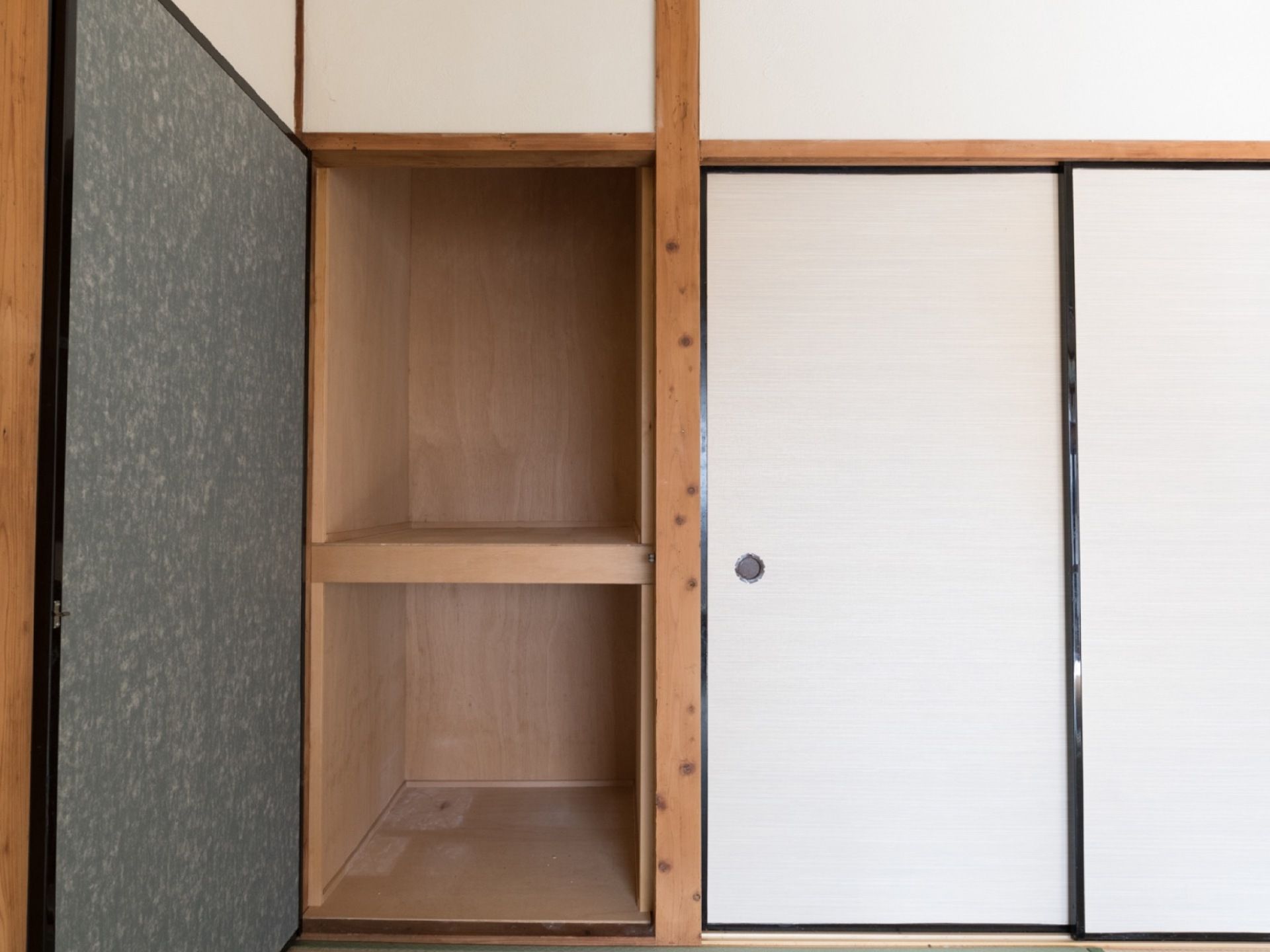 老人ホームには珍しい、和室タイプの部屋。押し入れは引き戸タイプ、扉で開けるタイプの両方が備え付けられている。