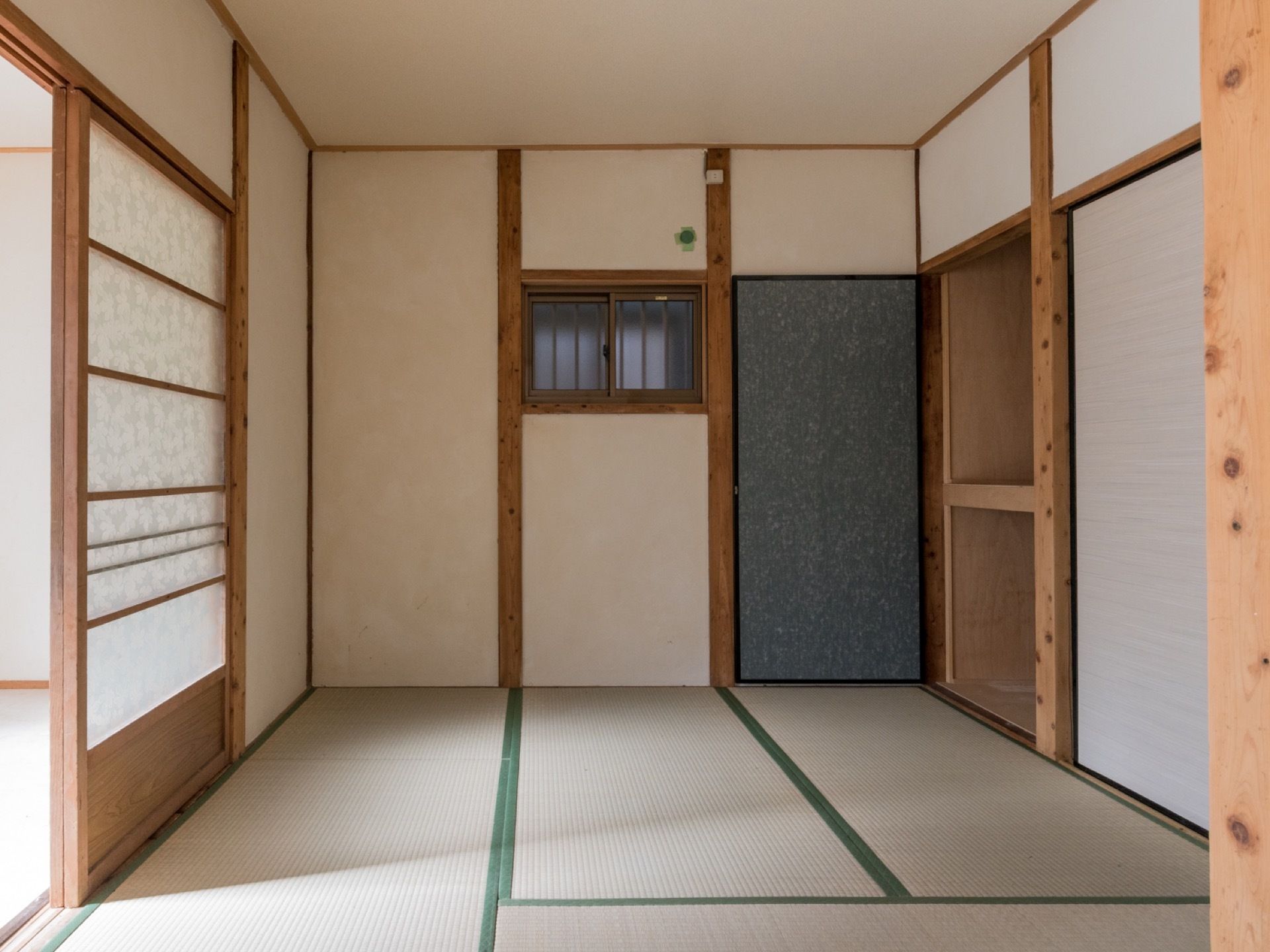 珍しい和室タイプの居室で、畳や押し入れもついている。他にも部屋があるので、生活するには十分な広さがある。