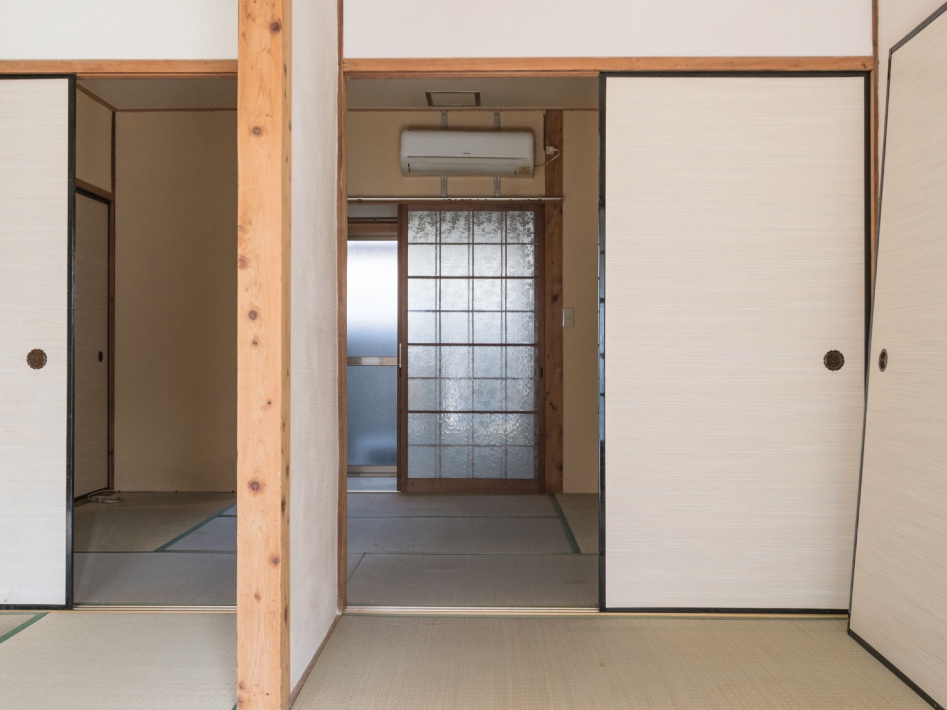 珍しい和室タイプの居室で、扉はすべて引き戸。エアコンも備え付けられている。真ん中にしきりとして使える壁もある。