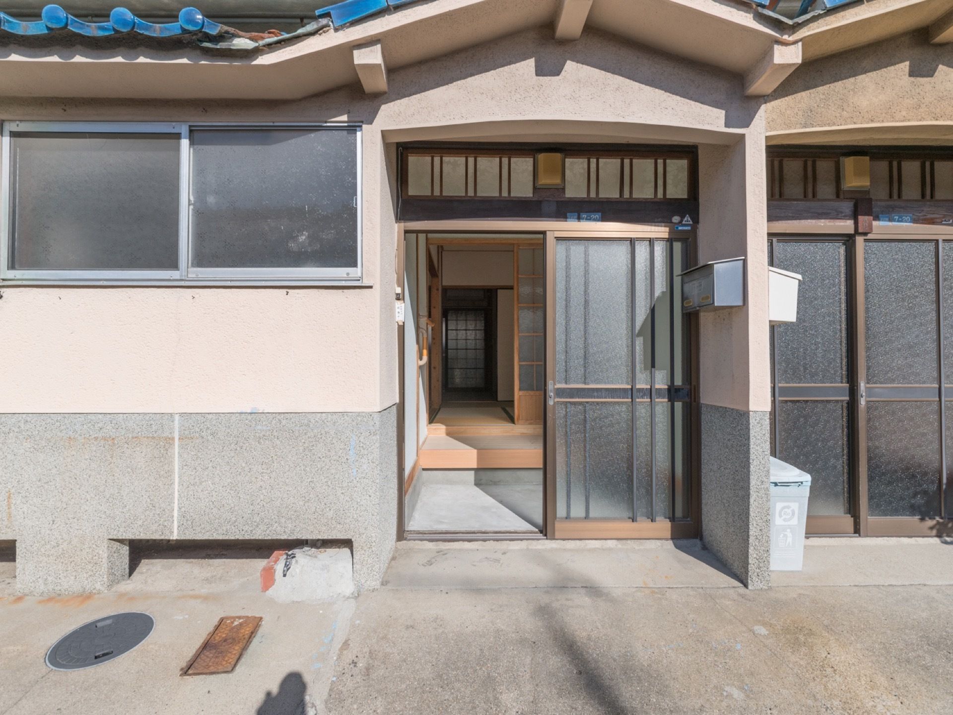 昔ながらの瓦屋根の家が特徴的な施設。引き戸で段差もほとんどない。平家なので階段などで転ぶ心配もない。