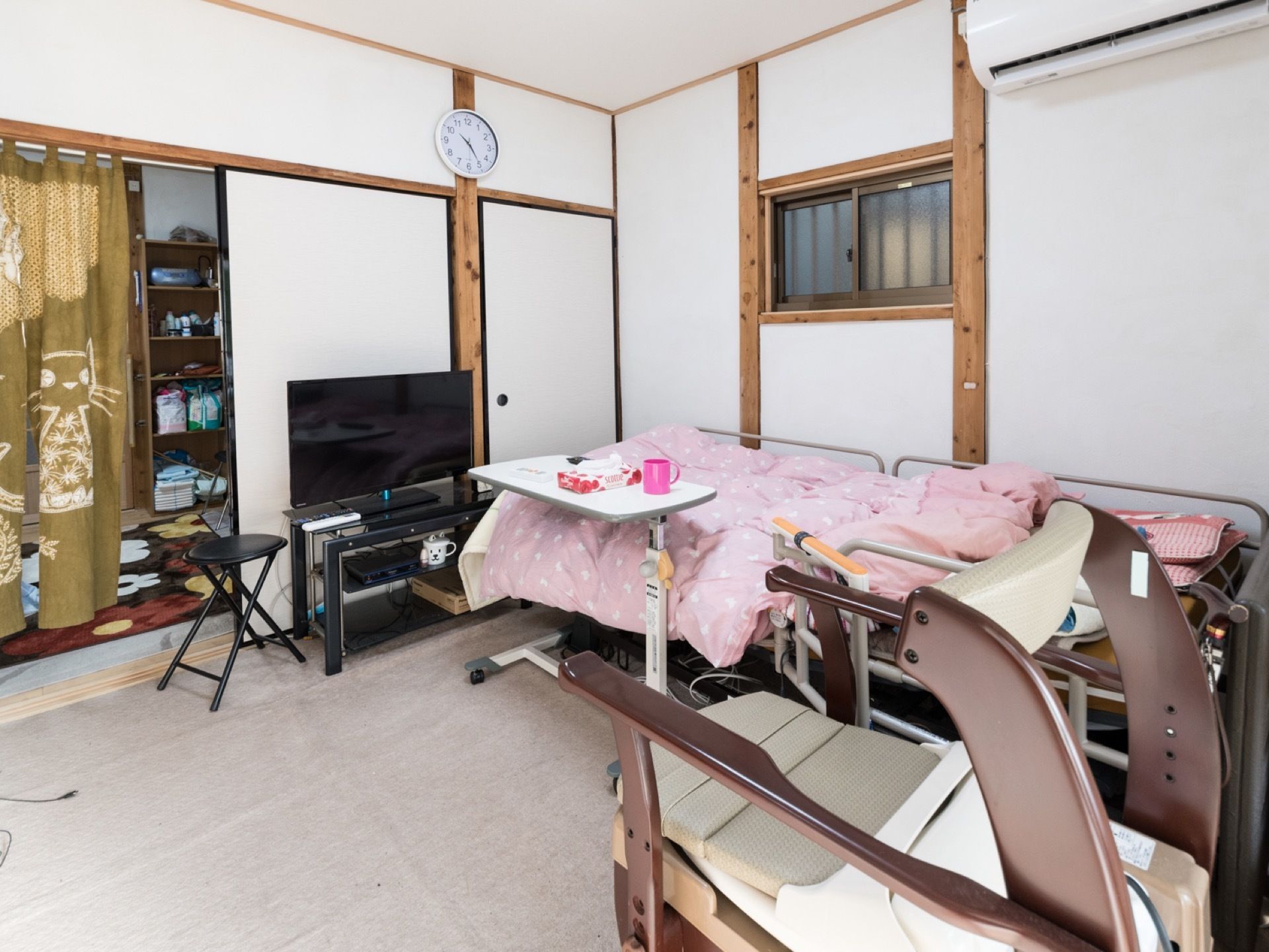 清潔な白壁に、木の柱がアクセントの広い居室は、隣室との仕切りが襖なので、開けていても動線を邪魔せず動きやすい。