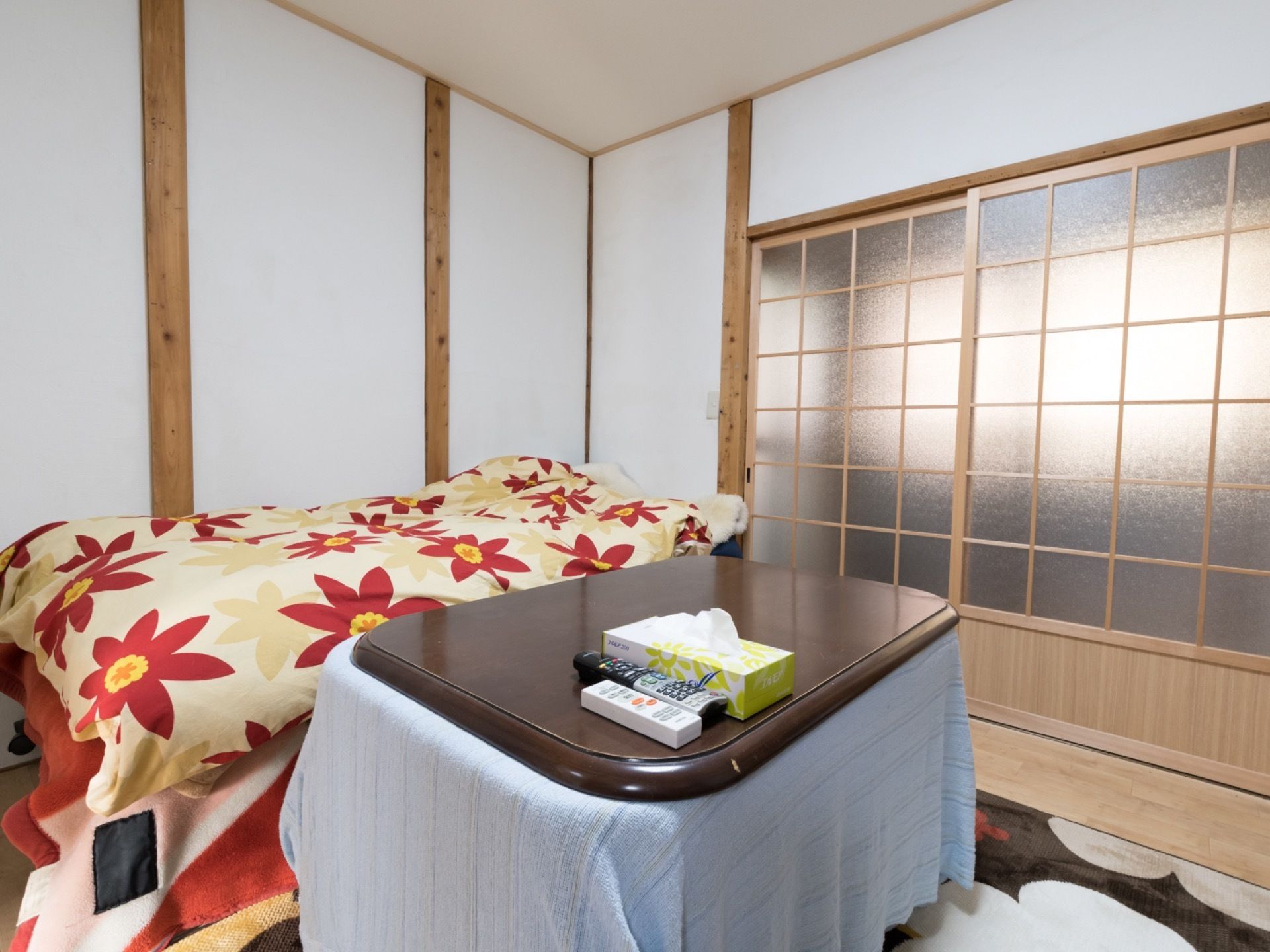 ベッド、テーブルを置いても、余裕のある部屋なので、車椅子をご利用の方も安心して動ける。隣室とすりガラスの引き戸で仕切られている。