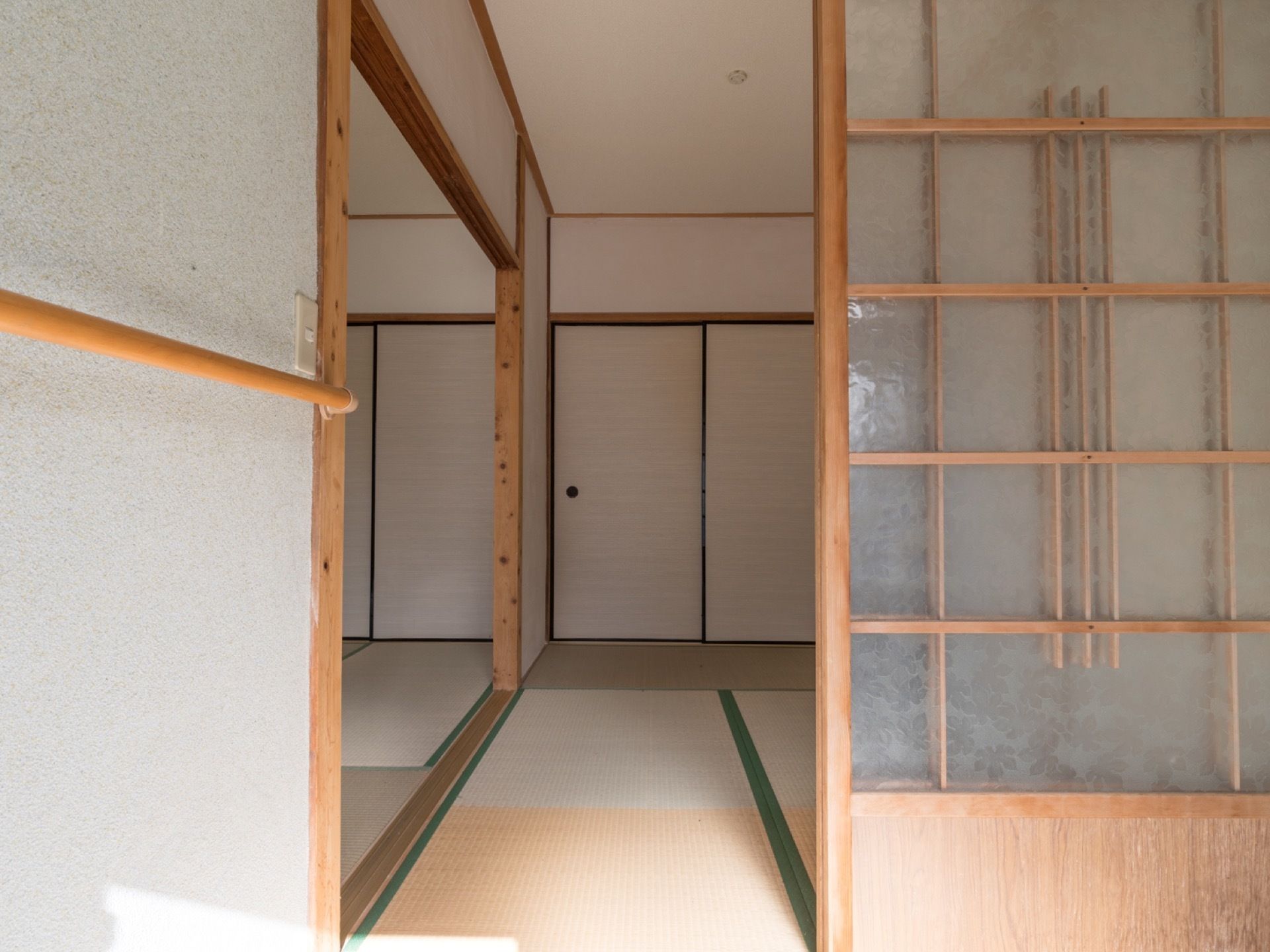どの部屋も足元は畳で、仕切りは襖になっている。壁は白で、柱の木が見えているのがアクセントとなっている。要所には手すりもある。