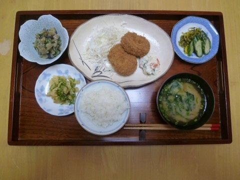おかずに添えられたサラダの他に、野菜を使ったレシピがある。お米とお味噌汁と一緒に、家庭的な料理をいただく。