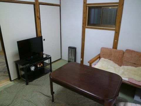 隣室と襖で仕切られている、和風で落ち着いた雰囲気のお部屋