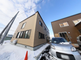 積雪のある住宅街の風景