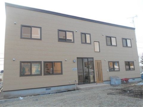 施設の建物の外壁は明るいクリーム色である。壁には大きな窓をたくさん設けている。ドアはガラス張りで採光にも優れている。