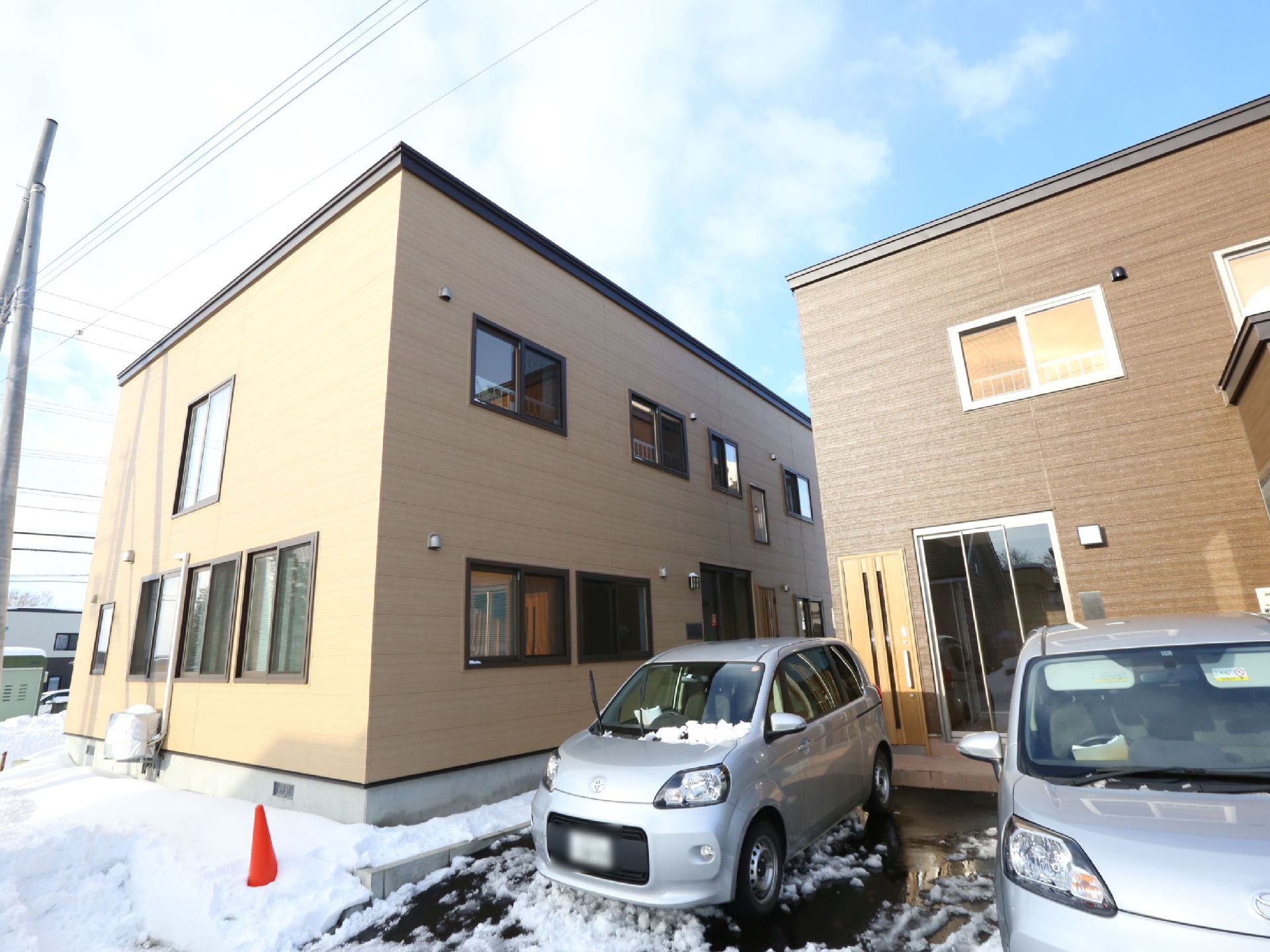 雪がどけられている、施設の玄関のすぐ前にある駐車場