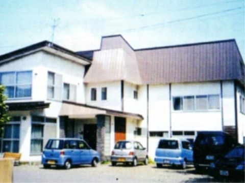 民家のような建物だ。玄関は広く大きな段差がない。ところどころに窓がたくさんある。駐車スペースも広くとってある。