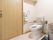 多目的トイレにはお尻洗浄の機能がついた洋式便器を設置している。また入り口は開け閉めしやすい、スライドタイプのドアを採用している。