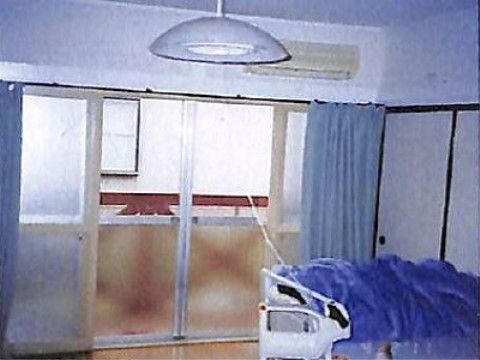 大きな窓から陽の光がたっぷりと入る居室。エアコンが備え付けられており、快適な温度で過ごすことができる。