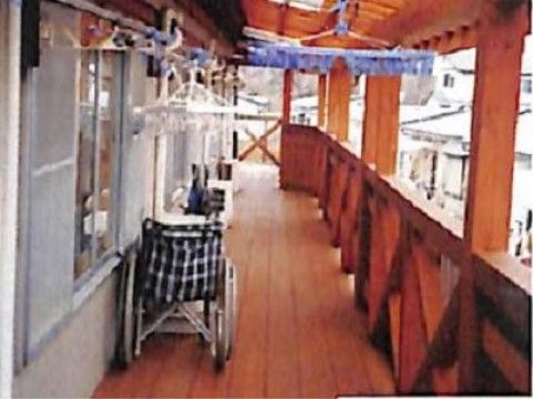 車椅子が置かれたウッドデッキ。屋根がついており、強い日差しを避けながら外の空気を楽しむことができる。