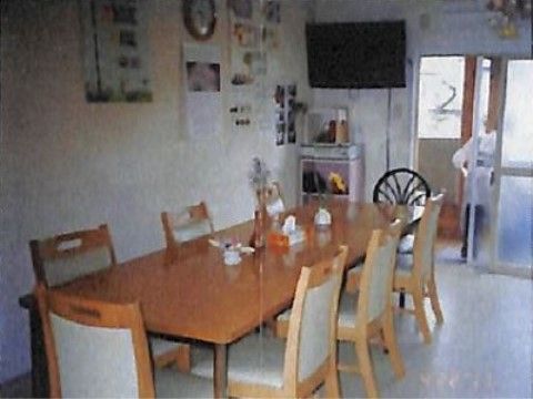 テーブルを囲むように椅子が並んだ食堂。壁にはテレビが備え付けられており、入居者様同士がテレビを見ながら交流することができる。