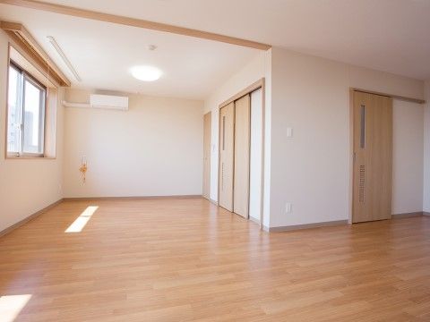 室内には照明と空調設備があらかじめ備わっている。そのため、入居後に購入しなくて済む。家具は入居者様がご自宅で使用していたものが持ち込める。