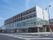 施設は4階建てになっている。日差しがよく当たるよう、ガラス張りの壁やベランダなどが2階から4階にかけて設置されている。眺めも良好である。