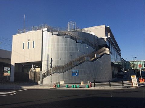 建物の端に外階段の設けられた、おしゃれなデザインの施設建物