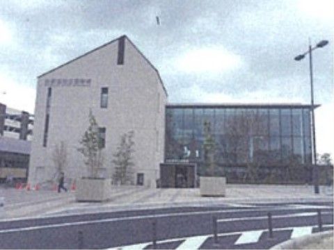 主要な図書館である。いろいろな種類の本を取り揃えている。当ホームの徒歩圏内に位置しており、行き来が大変しやすい。