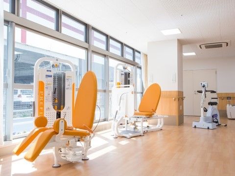 太陽の光がたっぷりと差し込む開放的な空間である。フローリングの床の上に、トレーニング機器が複数置かれている。
