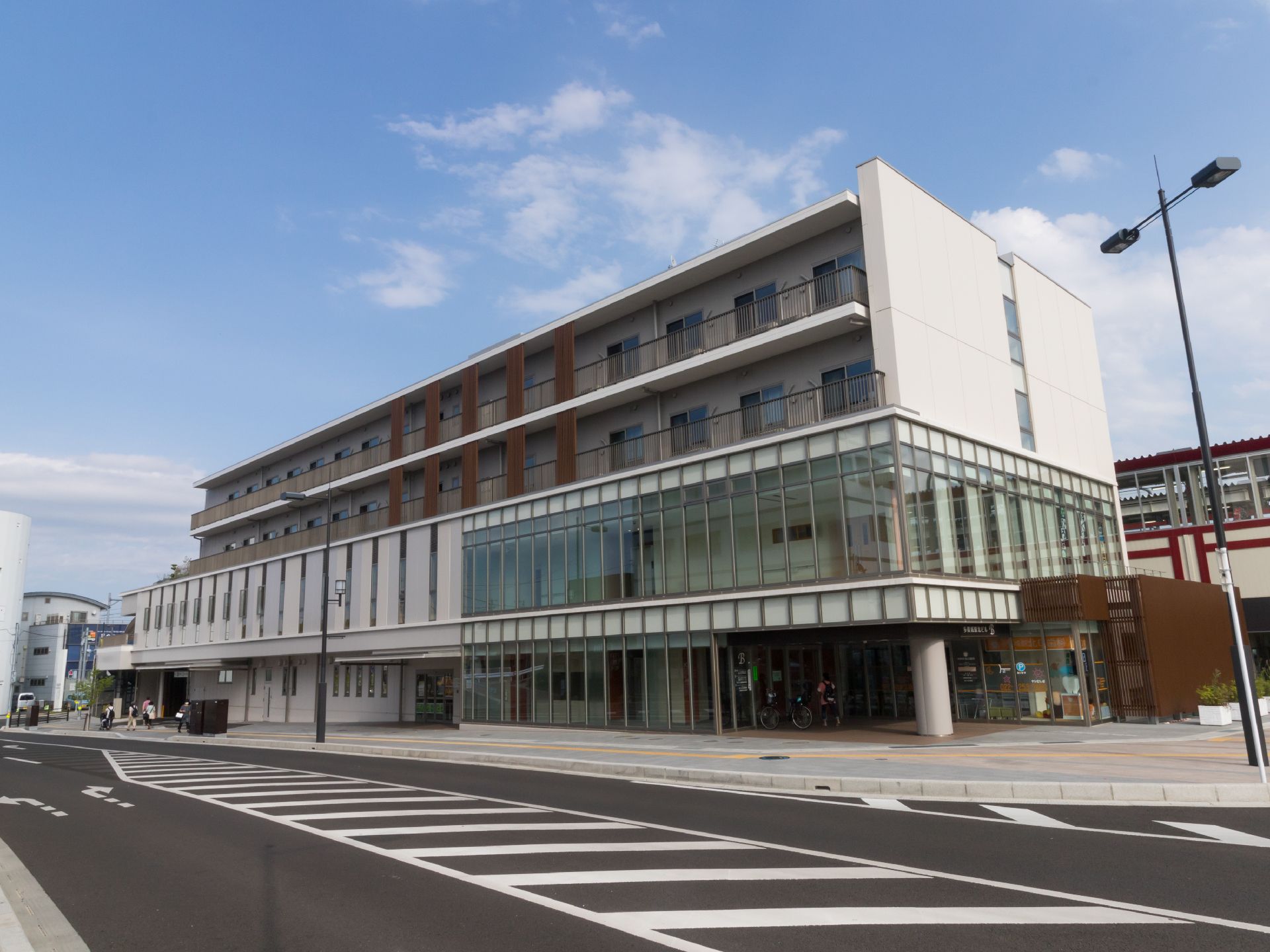 子育て支援センターなどが入った建物である。駅に隣接し、建物前には歩道が整備されている環境なので、歩行がしやすくなっている。